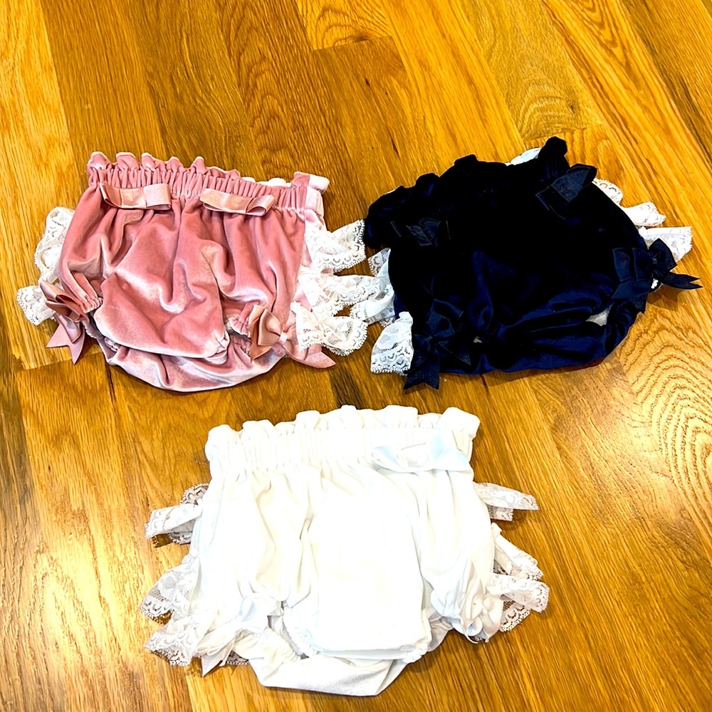 Set of 3 velour bloomers with lace ruffles